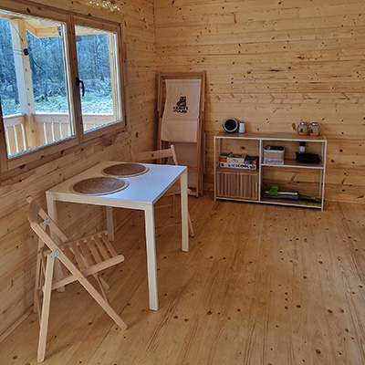 Wnętrze domku - stolik
