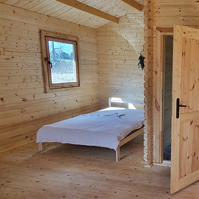 Wnęrze domku - łóżko