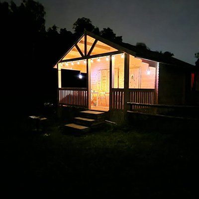 Widok na domek nocą