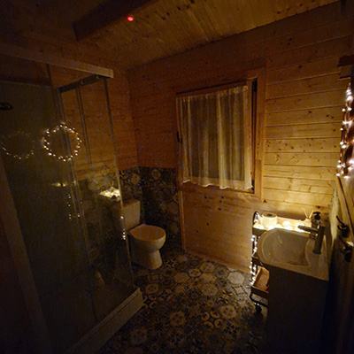 Wnętrze domku - łazienka nocą