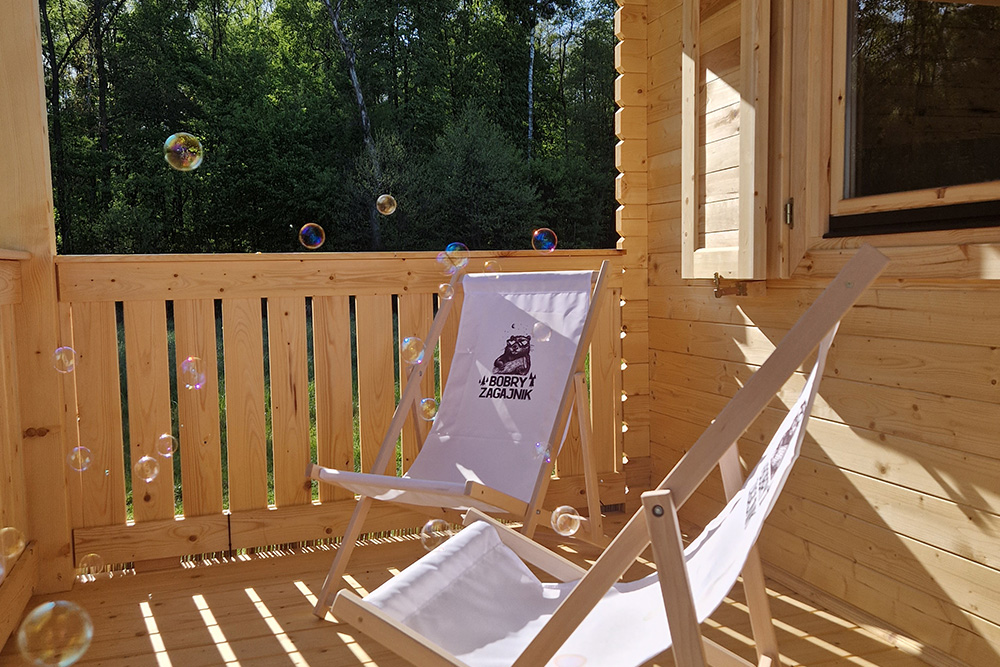 Leżaki na tarasie Bobrego Zagajnika
